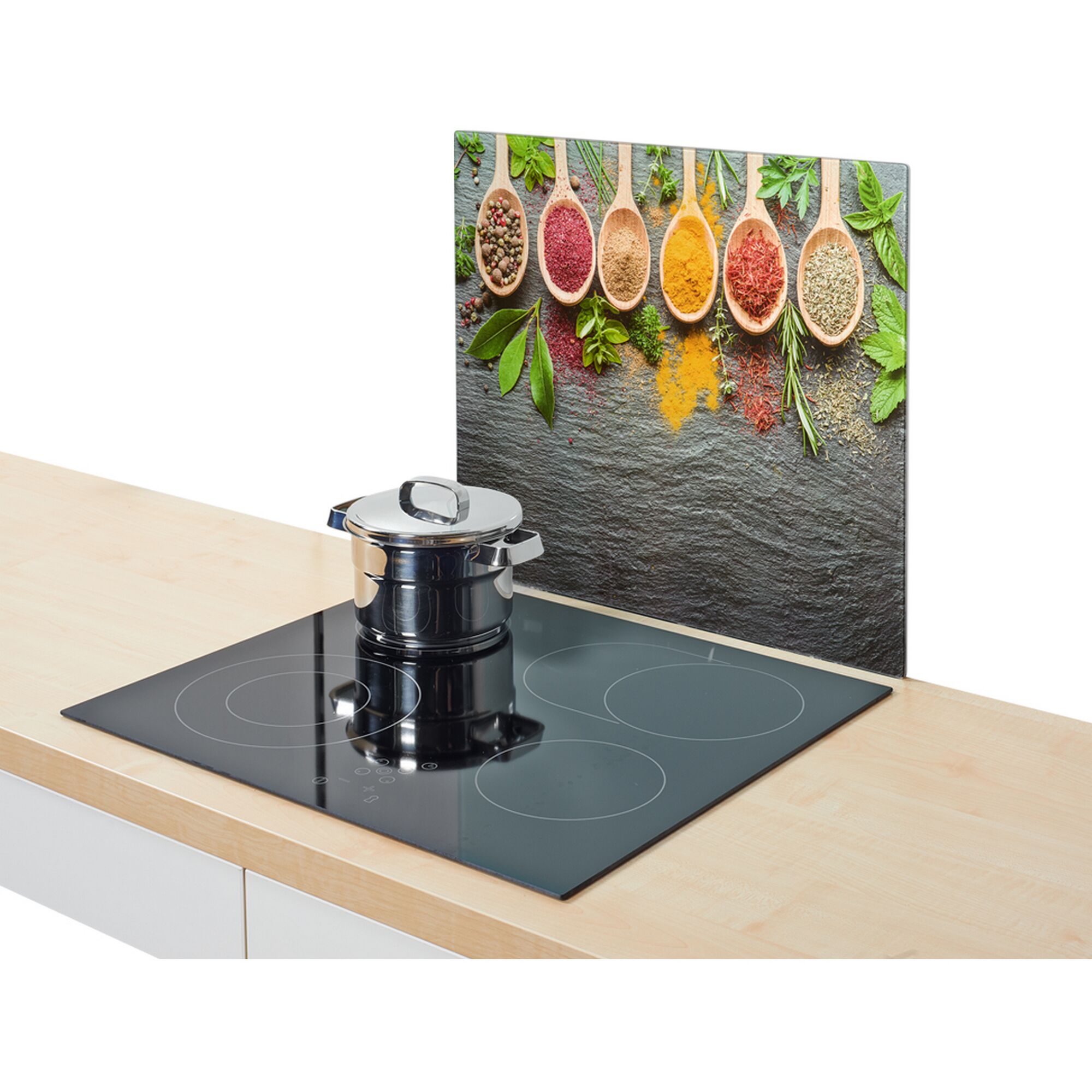 Herdplatte mit Gewürzen im Hintergrund