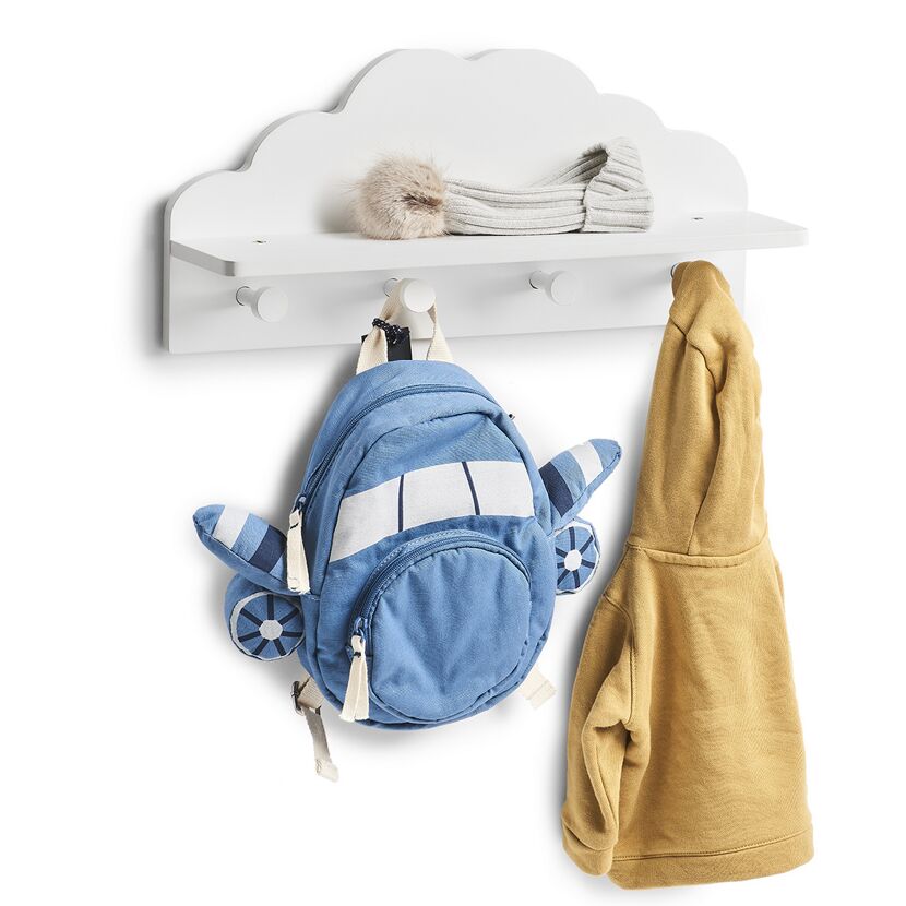 Weiße Kindergarderobe in Wolkenform mit Jacke und Rucksack