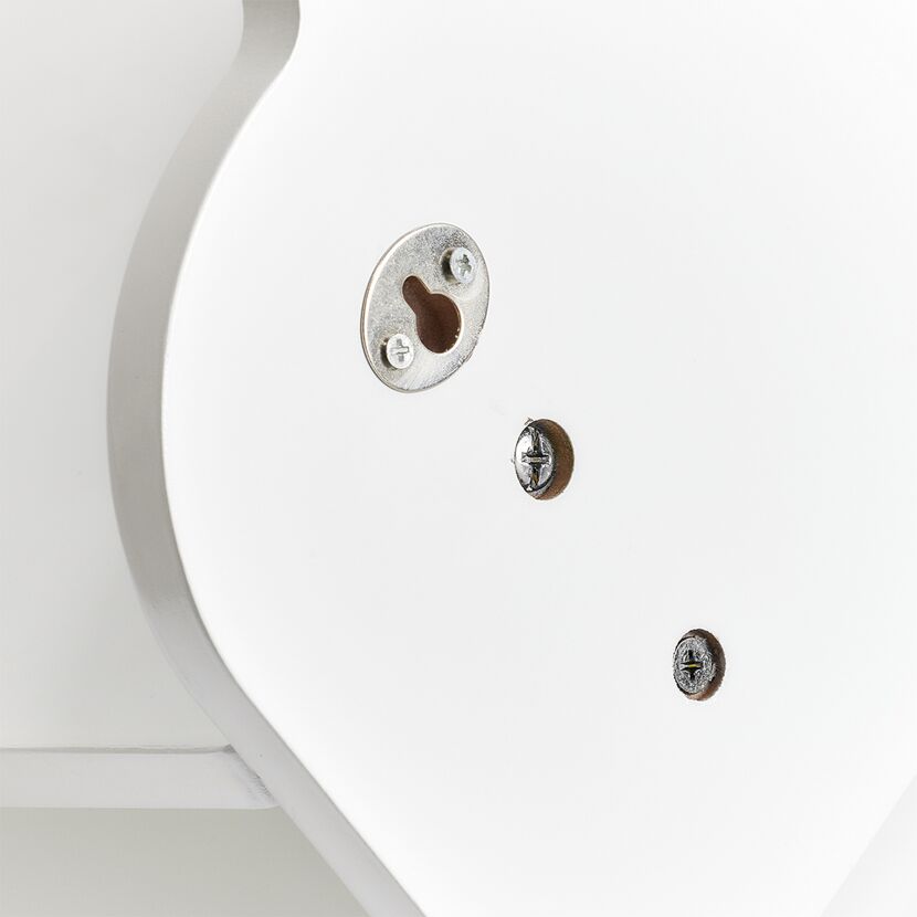 Rückseite einer weißen Wandgarderobe mit Befestigungsmaterial