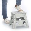 Person steigt auf Klapphocker