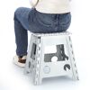 Person sitzt auf grauem Klapphocker