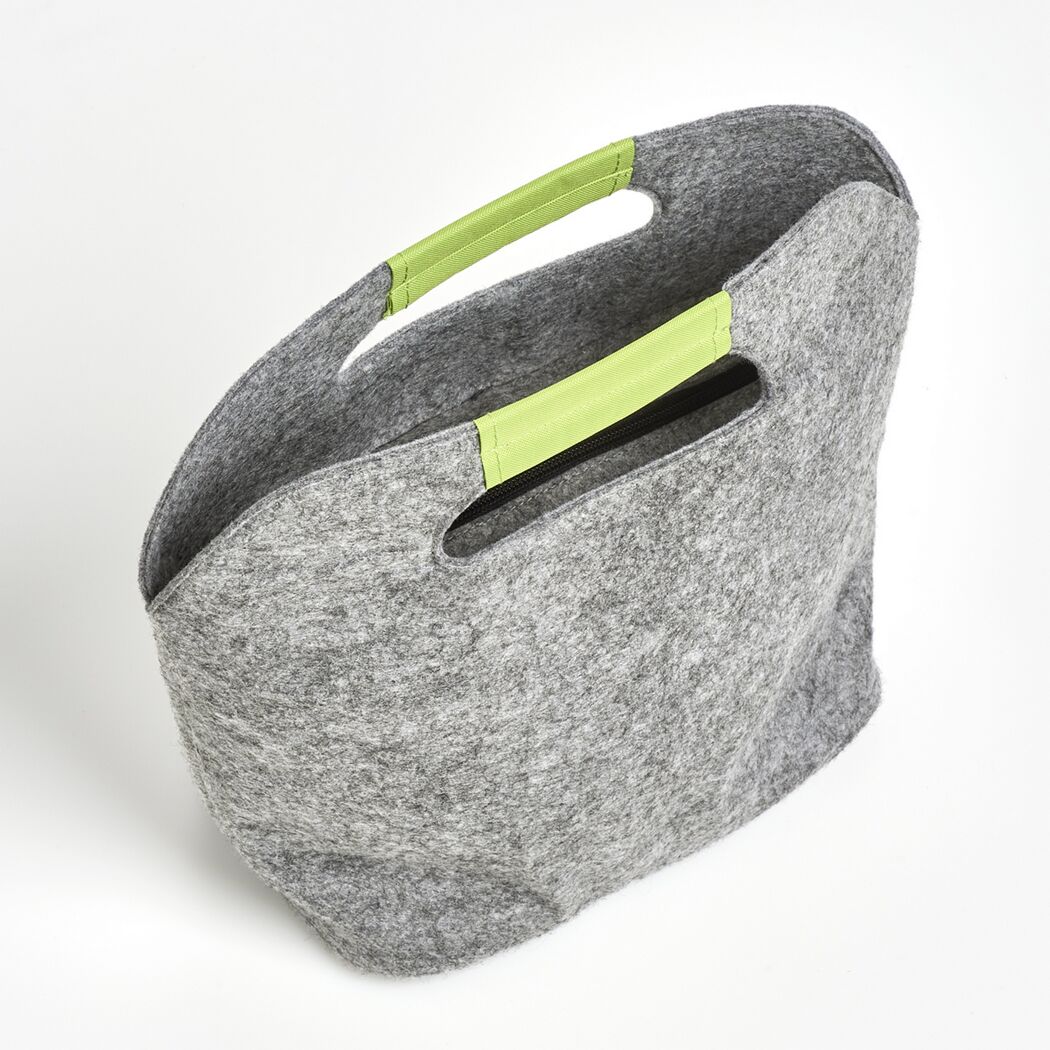 Graue Filz-Kühltasche mit grünen Henkeln