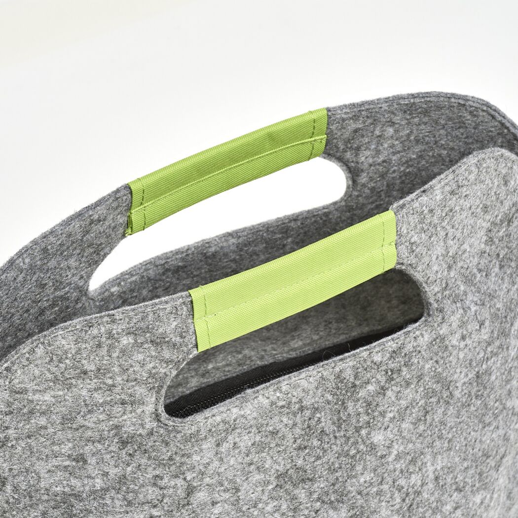 Graue Filztasche mit grünen Henkeln