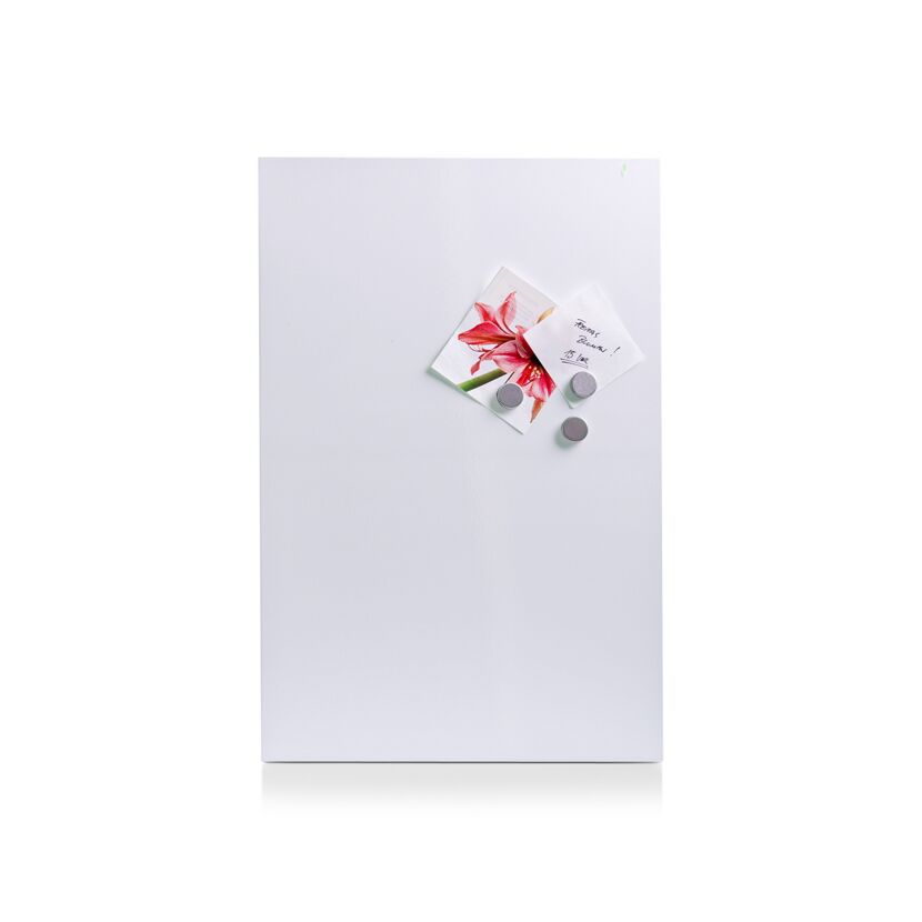 Weiße Magnettafel mit Magneten