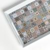 Weißes Tablett mit buntem Fliesenmuster