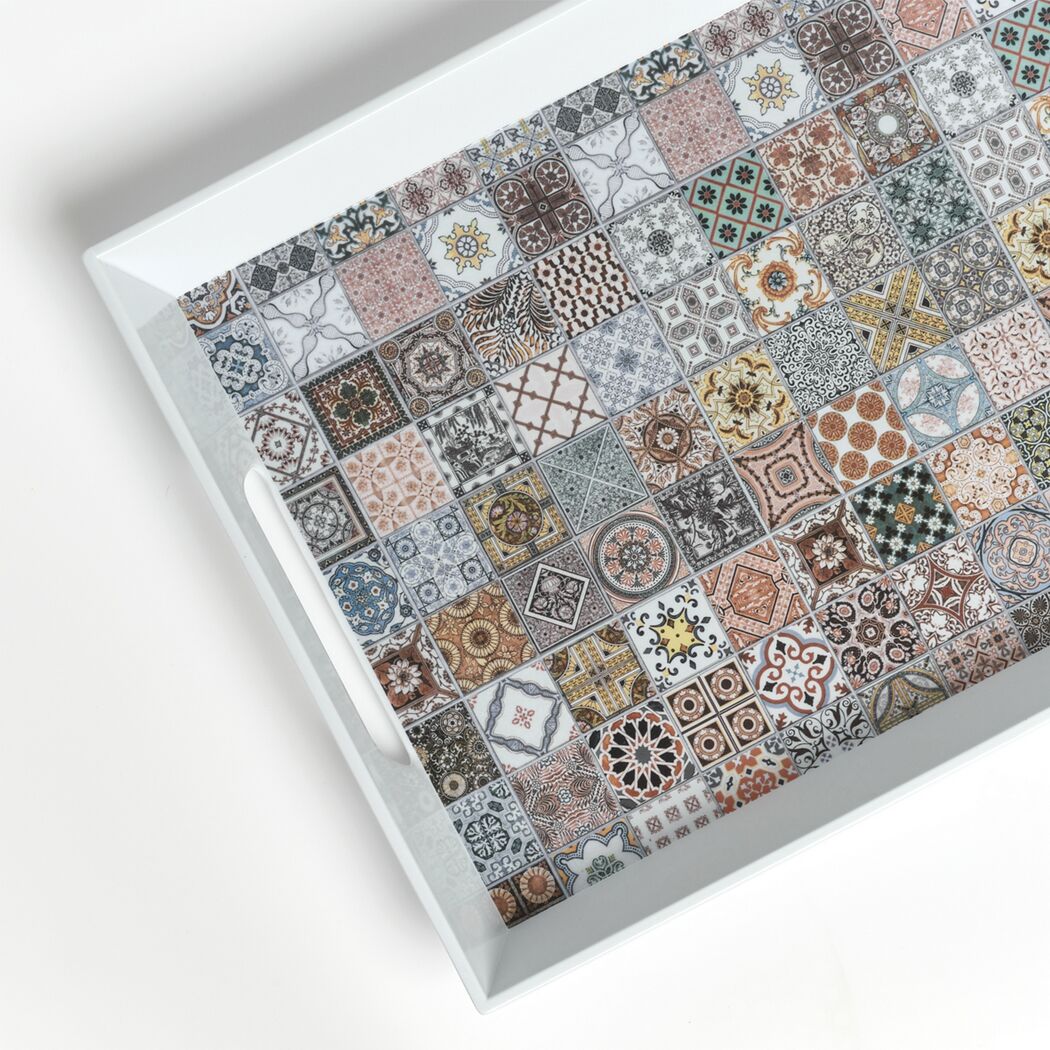 Weißes Tablett mit buntem Fliesenmuster