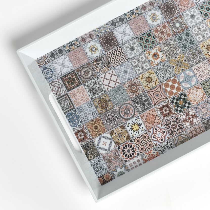 Weißes Tablett mit buntem Fliesenmuster