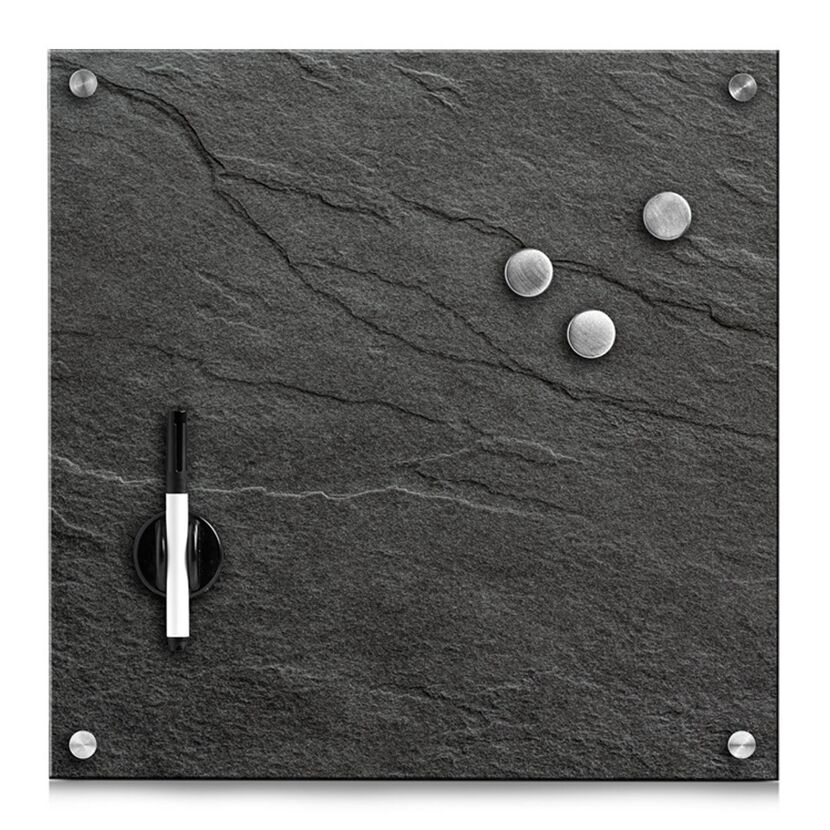 Schwarzes Memoboard mit Magneten und Stift