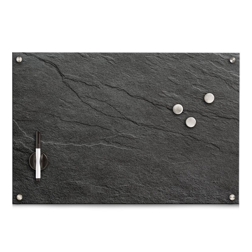 Schwarzes Memoboard mit Magneten und Stift
