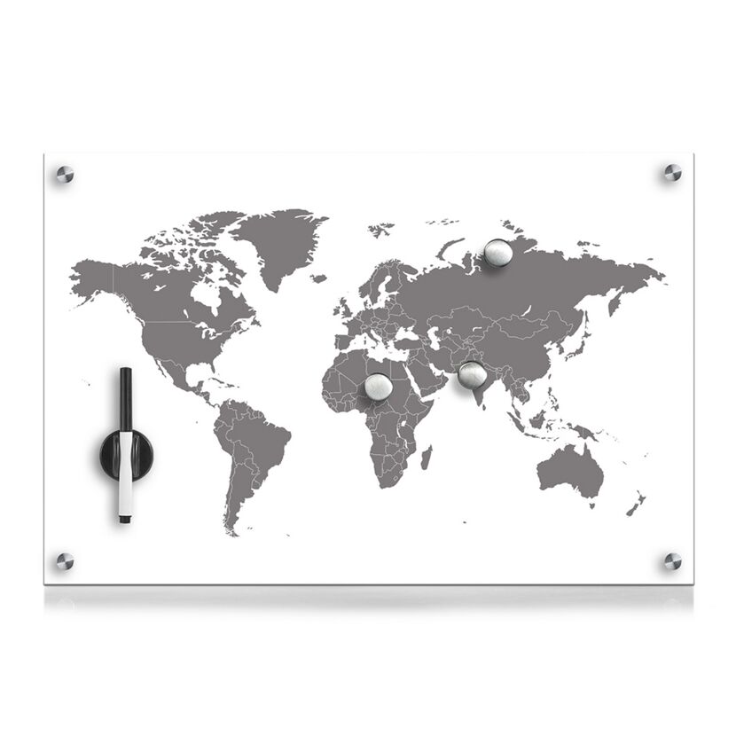 Weltkarte auf Memoboard mit Magneten