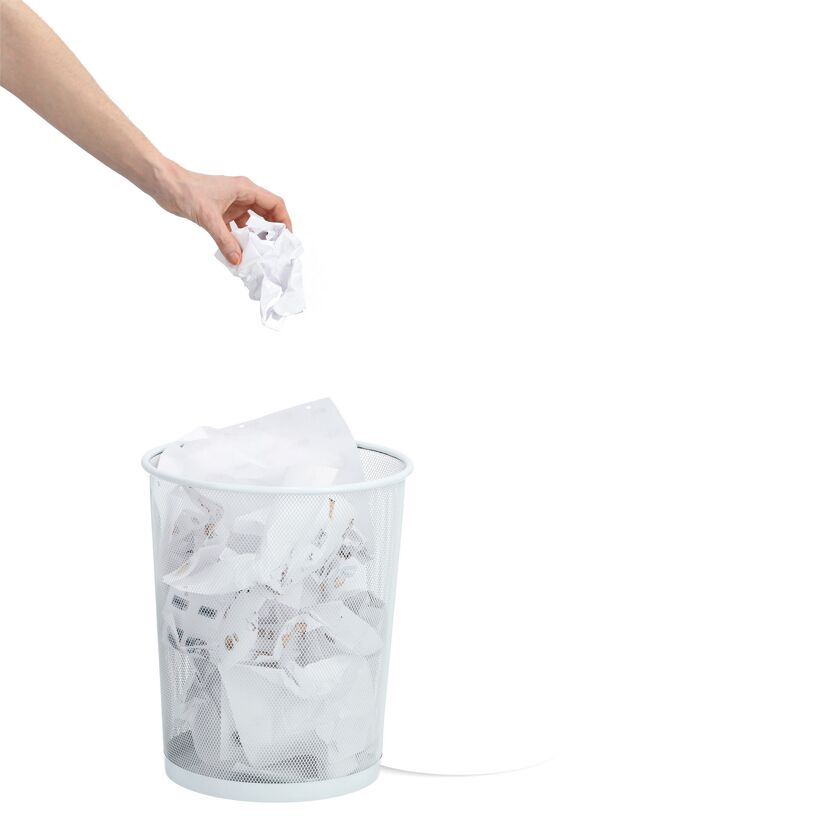 Hand wirft Papier in Mülleimer