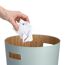 Hand wirft Papier in Mülleimer