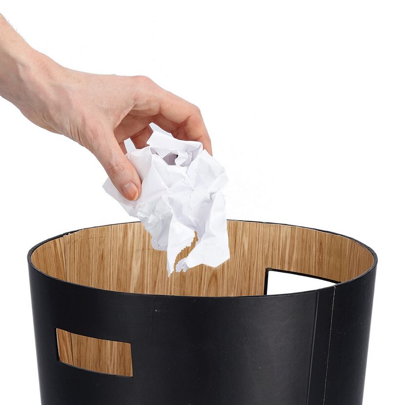 Papier wird in Mülleimer geworfen