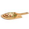 Pizza auf einem Pizzaschieber aus Bambus