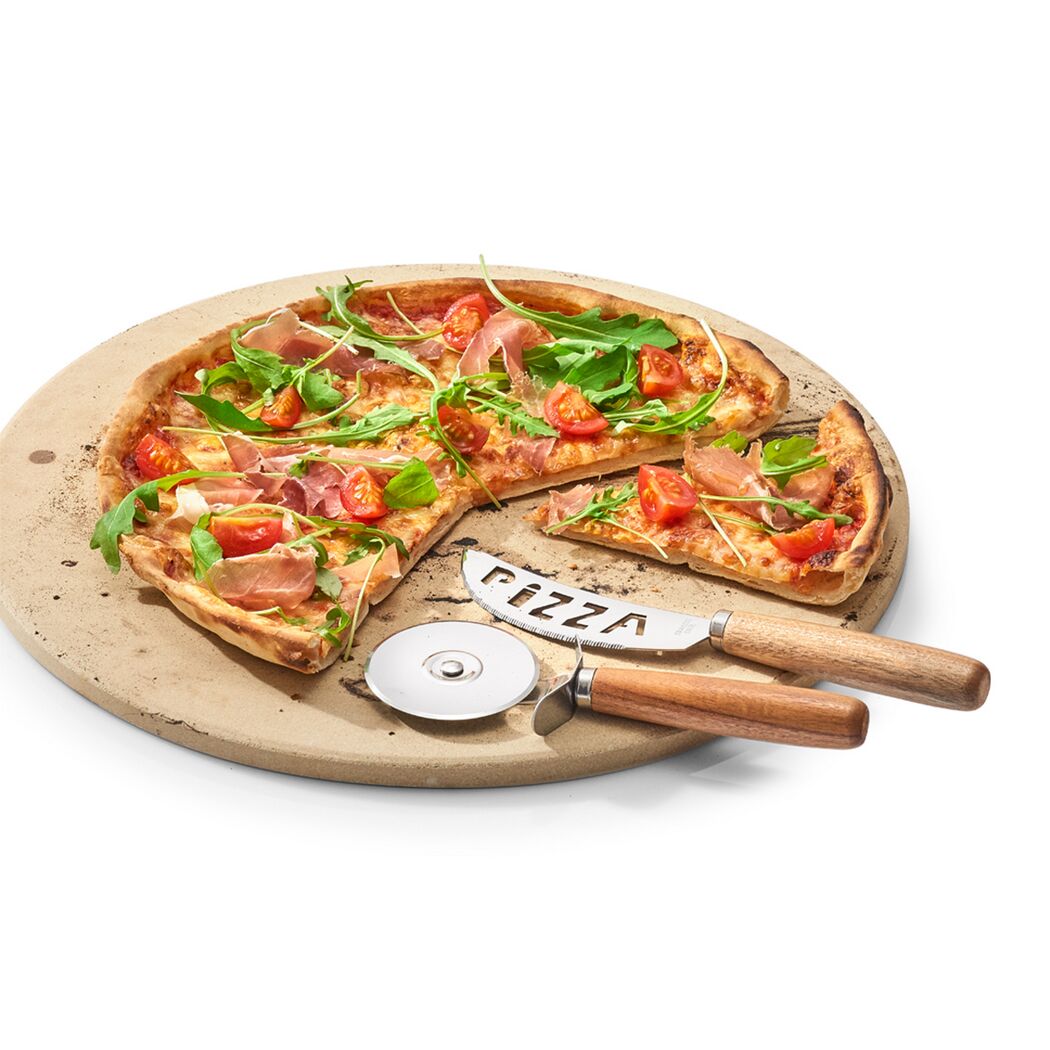 Pizza mit Pizzaschneider und -heber