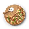 Pizza mit Pizzaschneider auf einem Pizzabrett