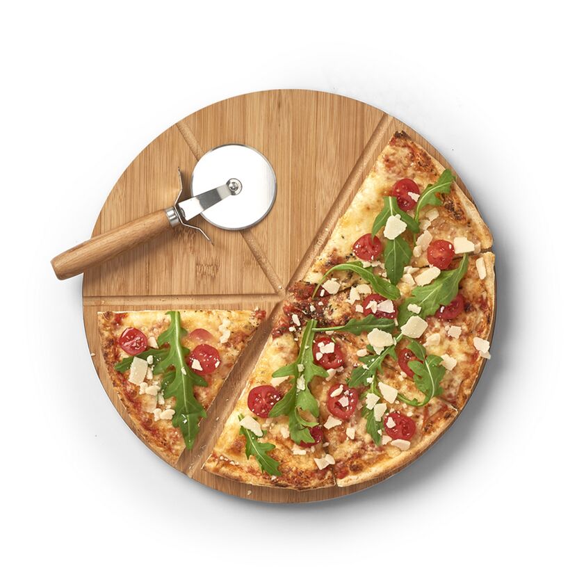 Pizza mit Pizzaschneider auf einem Pizzabrett