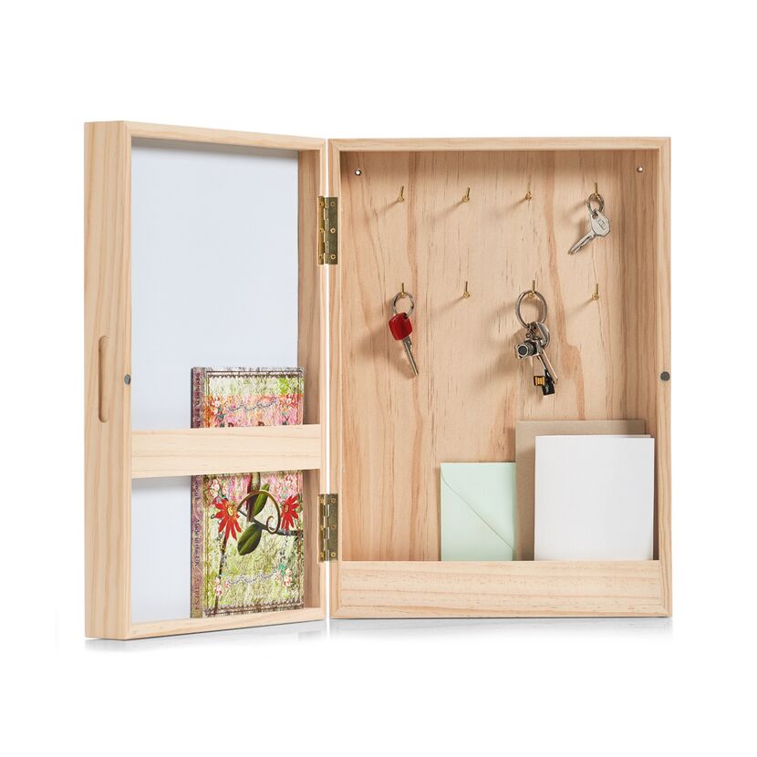Offene Schlüsselbox aus Holz mit Schlüsseln