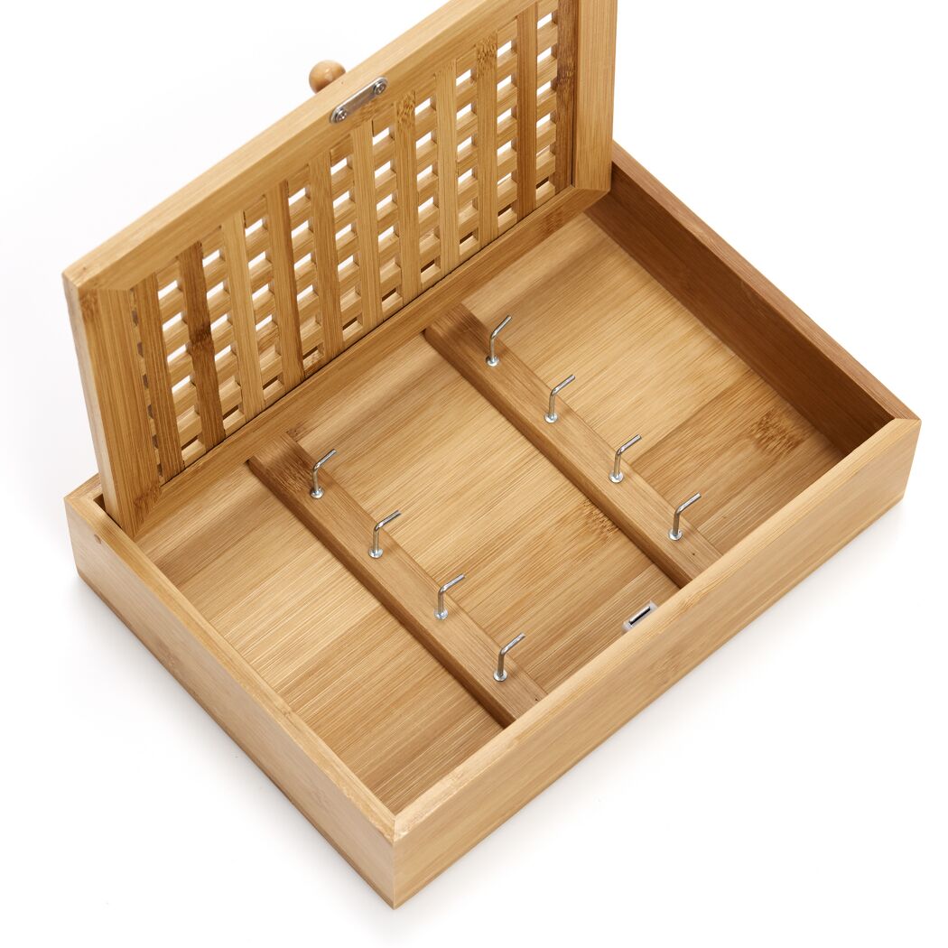 Geöffneter Schlüsselkasten aus Bambus mit Haken.