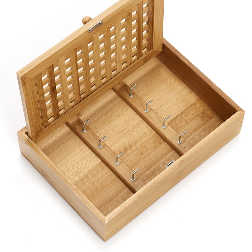 Geöffneter Schlüsselkasten aus Bambus mit Haken.