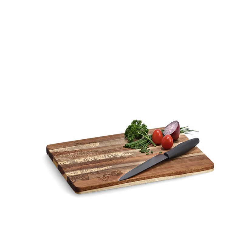 Schneidebrett aus Holz mit Messer
