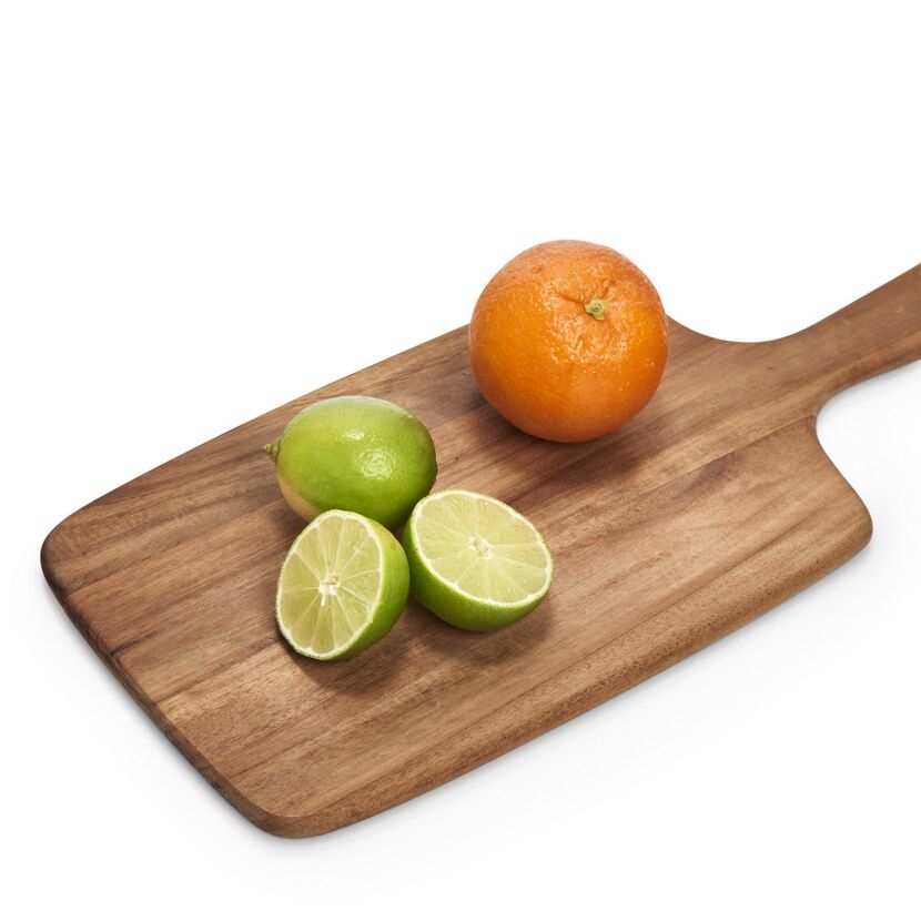 Orange und Limetten auf Schneidebrett