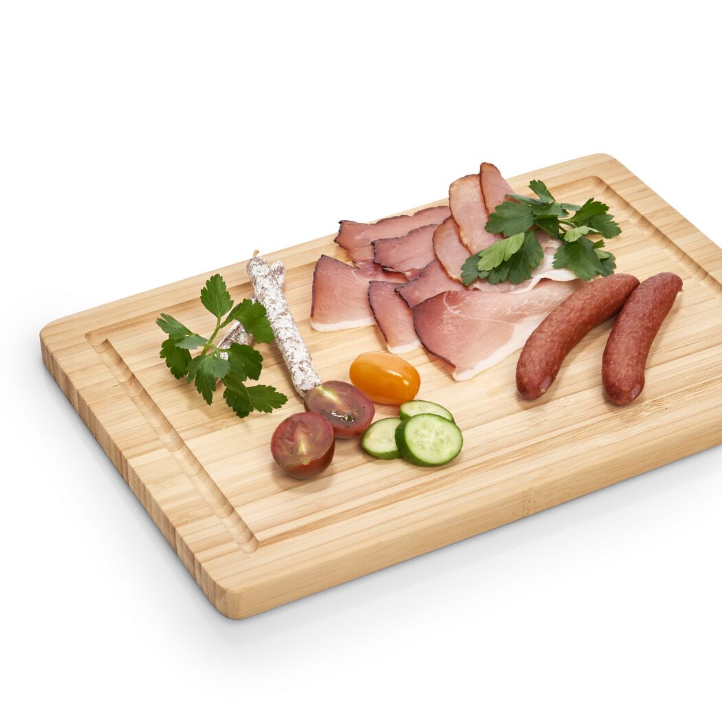 Fleischplatte mit Wurst und Dekoration