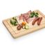 Fleischplatte mit Wurst und Dekoration