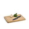 Messer und Knoblauch auf Schneidebrett