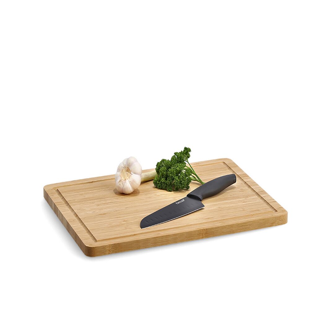 Messer und Knoblauch auf Schneidebrett