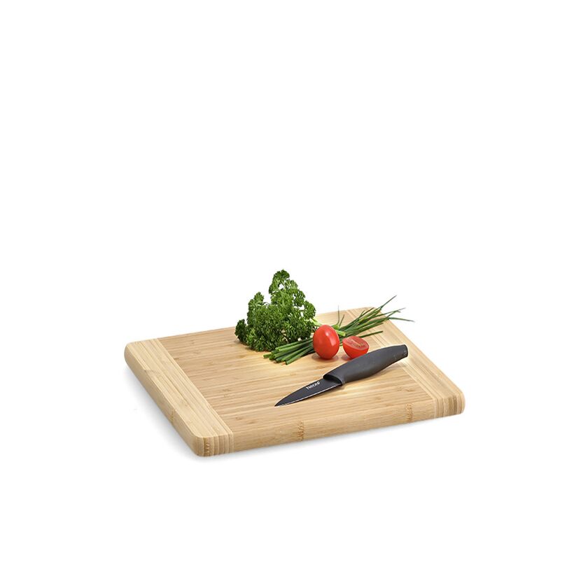 Schneidebrett mit Kräuter, Tomaten und Messer