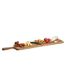 Servierbrett aus Holz mit Snacks