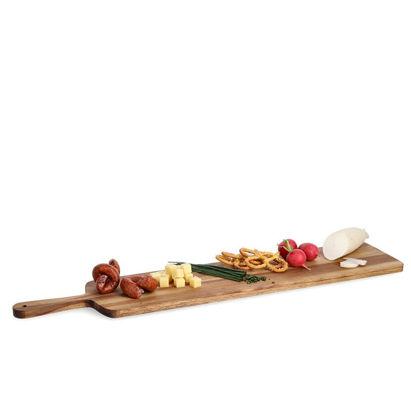 Servierbrett aus Holz mit Snacks
