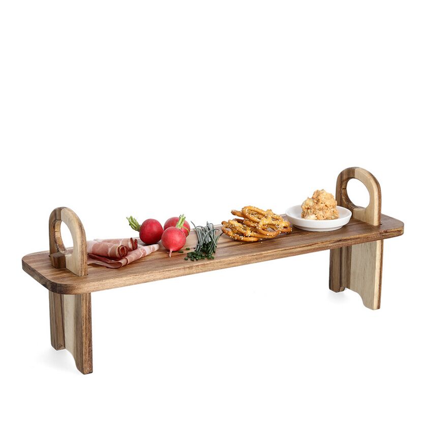 Servierbrett aus Holz mit Snacks