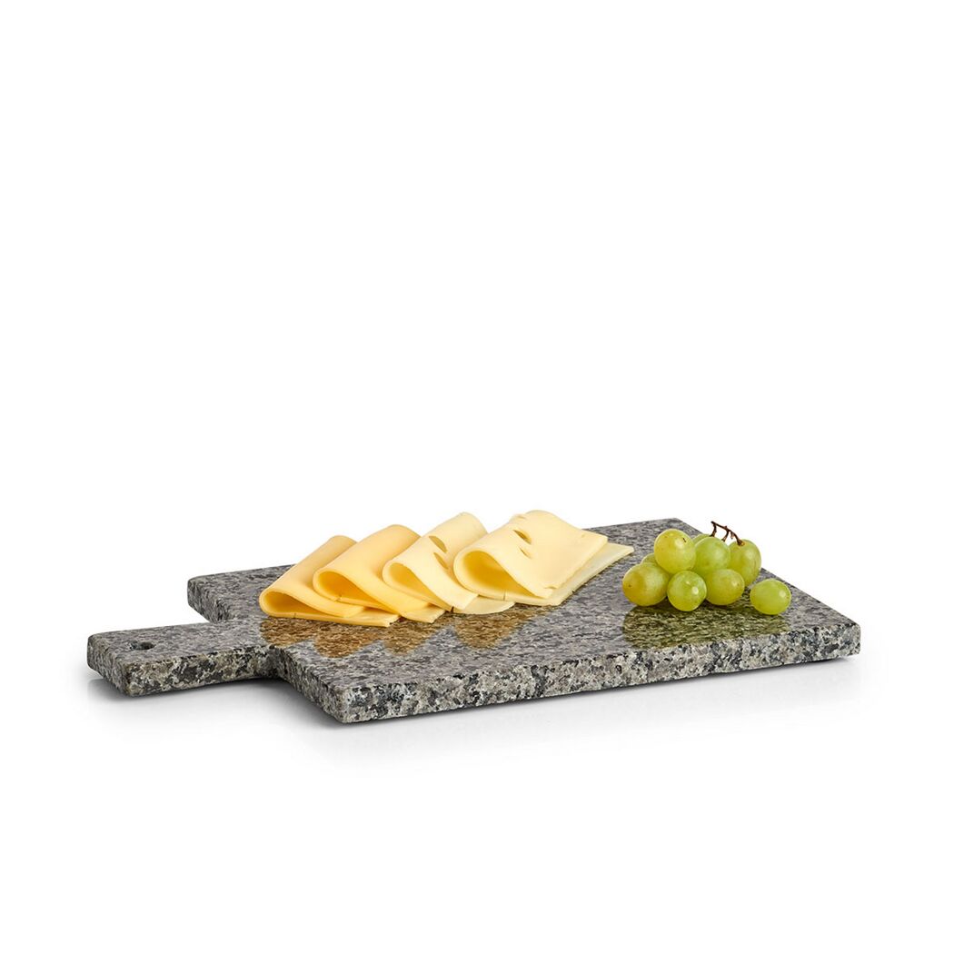 Käse und Weintrauben auf Schieferplatte