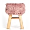 Runder Hocker mit rosa Fellbezug