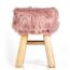 Runder Hocker mit rosa Fellbezug