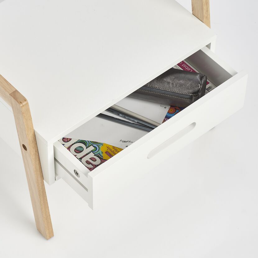 Offene Schublade mit Stiften und Papier