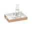 Holztablett mit Wasserkaraffe und Glas