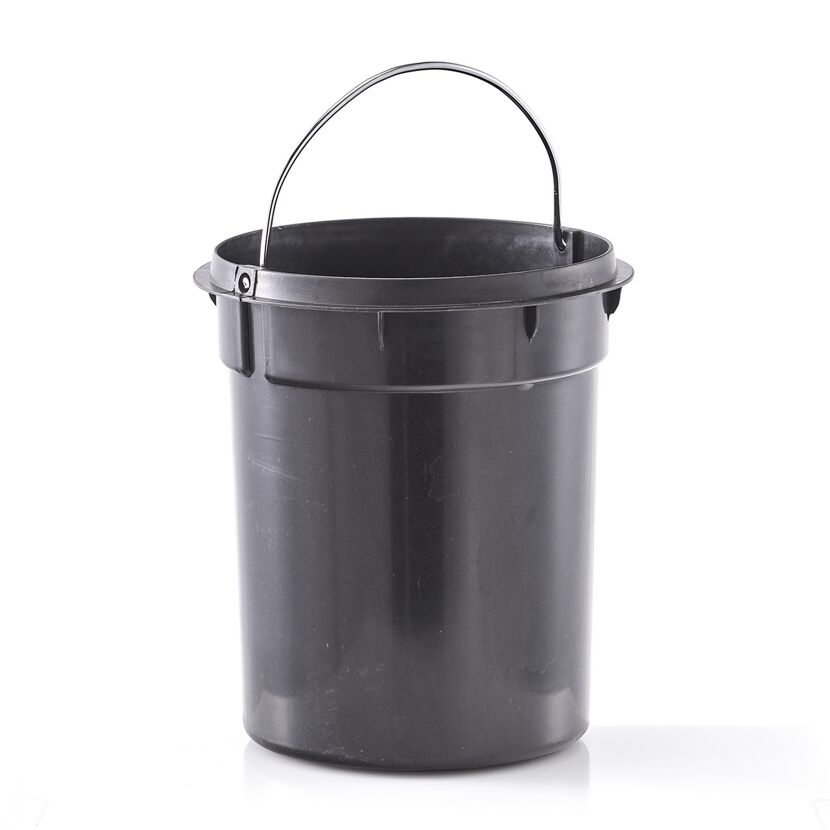 Schwarzer Eimer mit Metallgriff