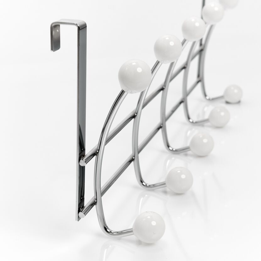 Garderobe mit weißen Haken