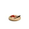 Rundes Bambusvesperbrett mit Messer, Knoblauch, Chili und Tomate
