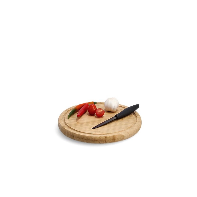 Rundes Bambusvesperbrett mit Messer, Knoblauch, Chili und Tomate