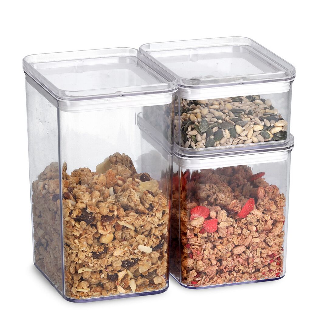 Drei Vorratsdosen mit Müsli und Kernen