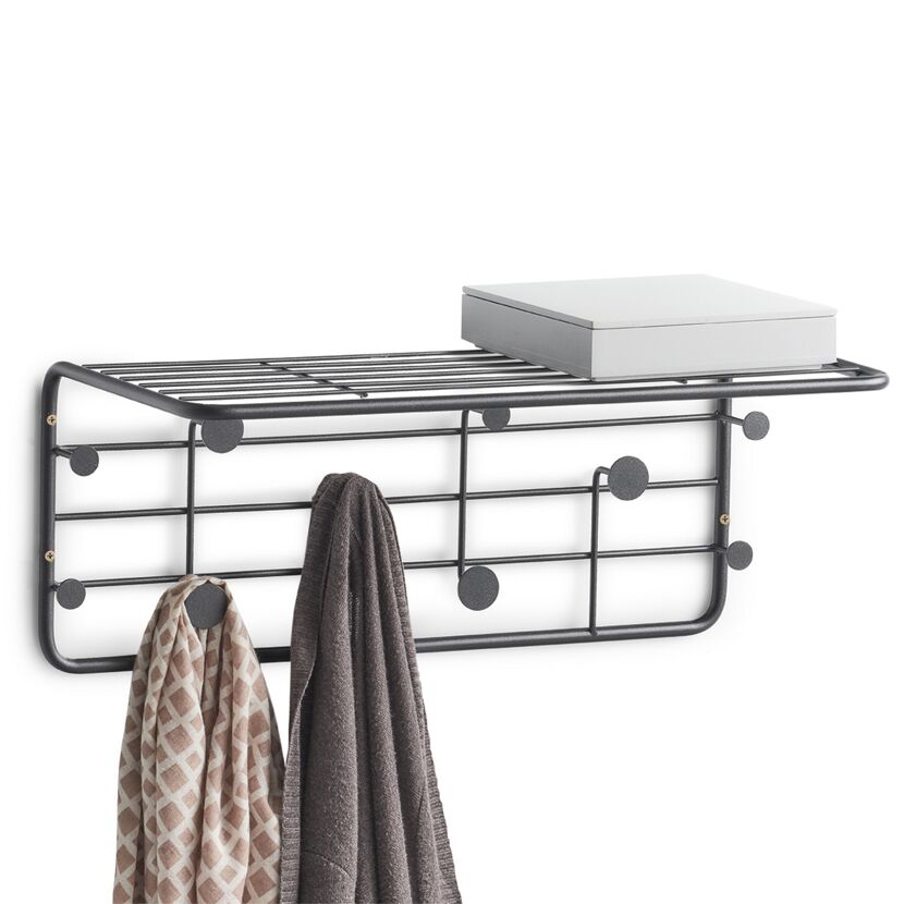 Schwarze Wandgarderobe mit Kleiderbügeln