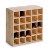 Helles Weinregal aus Holz mit Weinflaschen