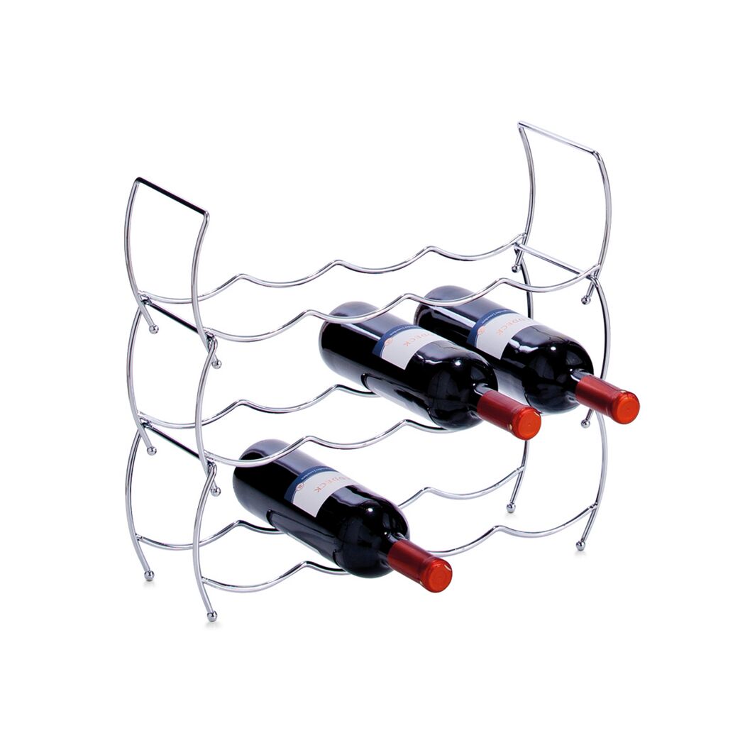 Metall-Weinregal mit drei Flaschen Wein