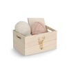 Holzkiste mit Wolle und Buch