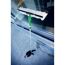 Person reinigt Fenster mit Einwascher