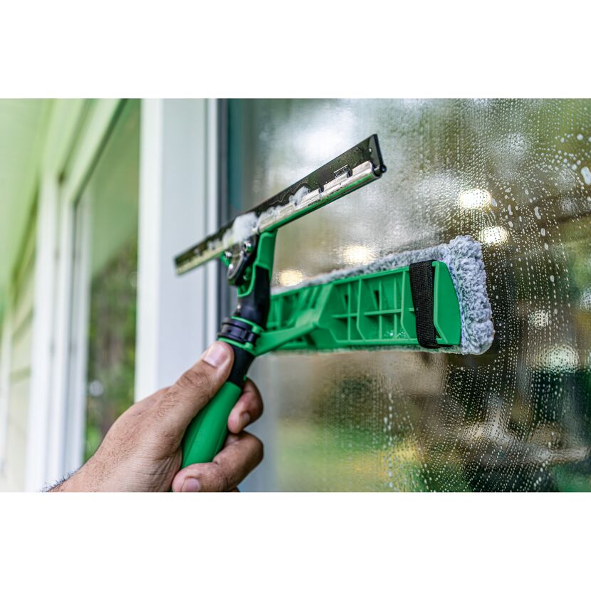 Fensterreinigung mit Fensterwischer